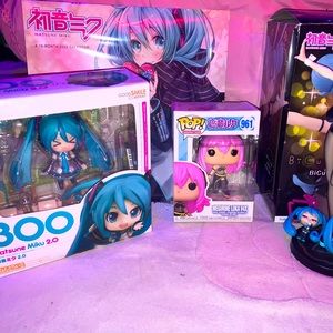 🌸anime figures & other collectibles (including Keychains,Posters,Calendar)🌸